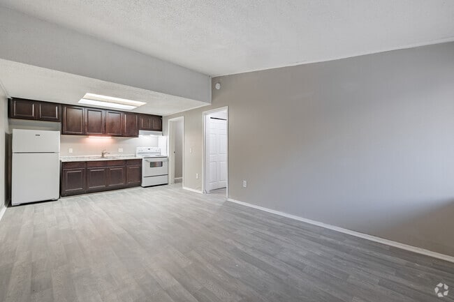 1BR, 1BA - 576SF - Living Room