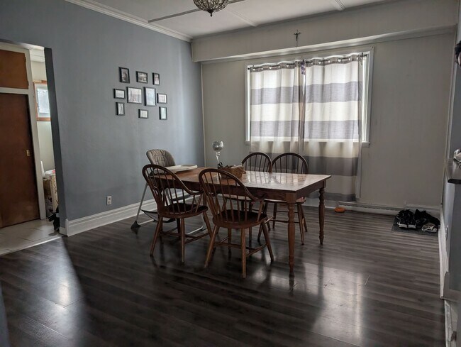 Photo - 483 S Franklin St