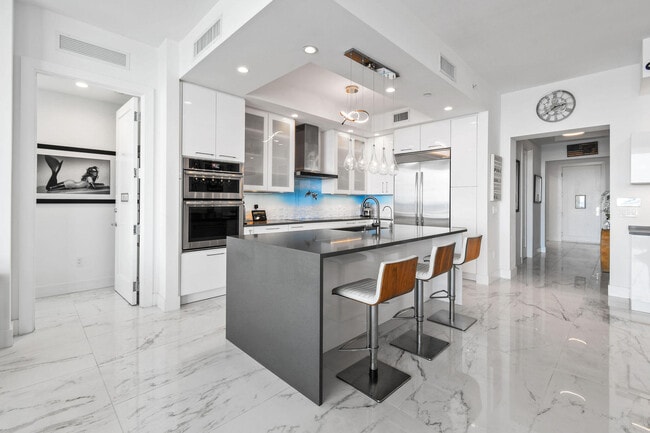 Photo - 1 Water Clb Wy Unit Ph2204