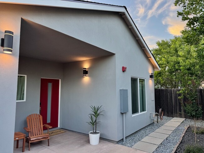 Building Photo - 711 N Hobson Ave