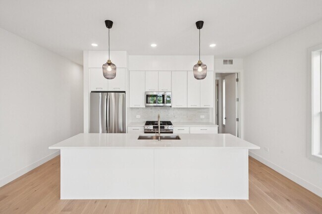 2323 N Lister Ave