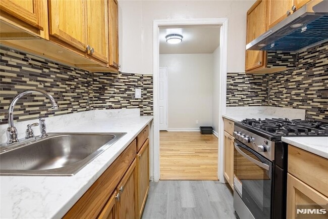 Building Photo - 2160 Center Ave Unit 4P