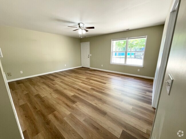 Building Photo - 2450 E 5th St Rental
