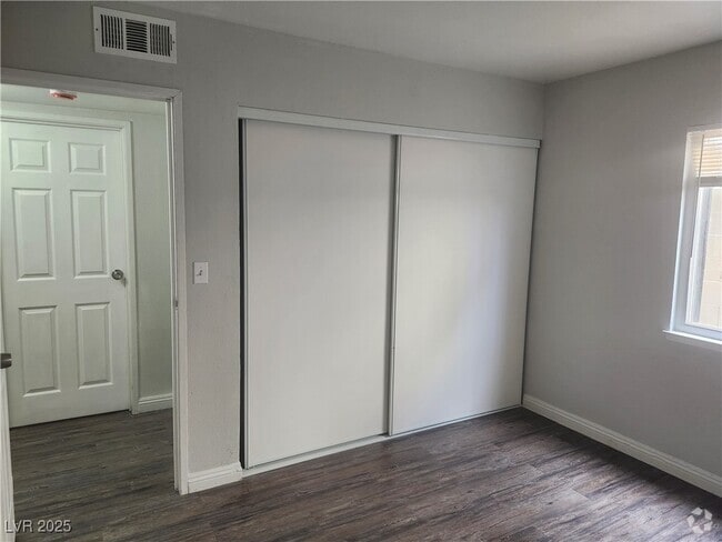 Building Photo - 3437 E Cheyenne Ave Unit B Rental