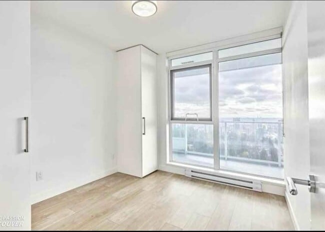 Photo - 657 Whiting Way