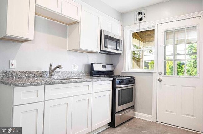 Building Photo - 114 Riverthorn Rd