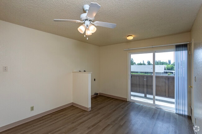 2BR, 2BA - 1,100SF - Dining Area