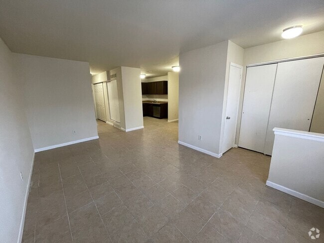 Building Photo - 2 BED 1 BATH 1ST FLOOR APARTMENT Unit A