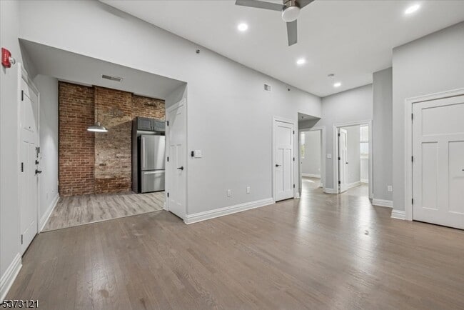 Building Photo - 28 W Main St Unit 3A