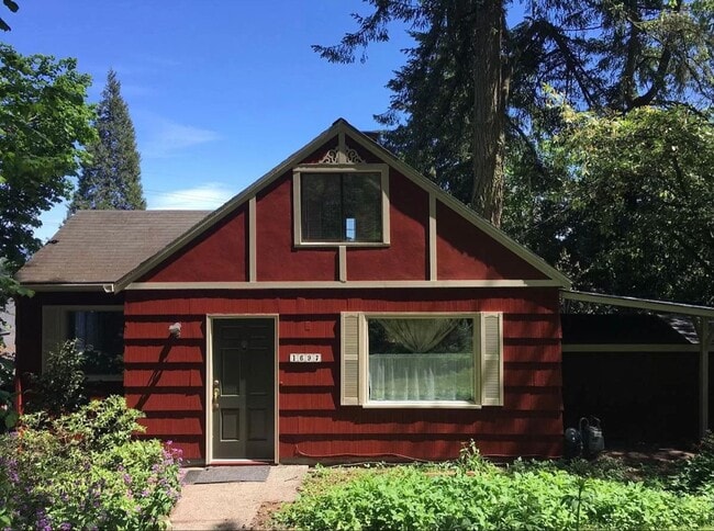 Building Photo - 3 bedroom 1 bathroom house close to Hendricks Park!