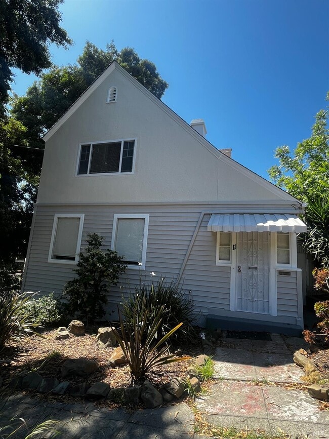 Photo - 11 B St