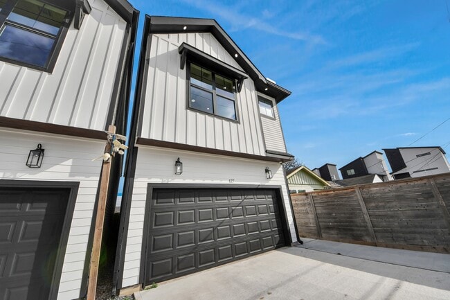 Photo - 127 E 38th St