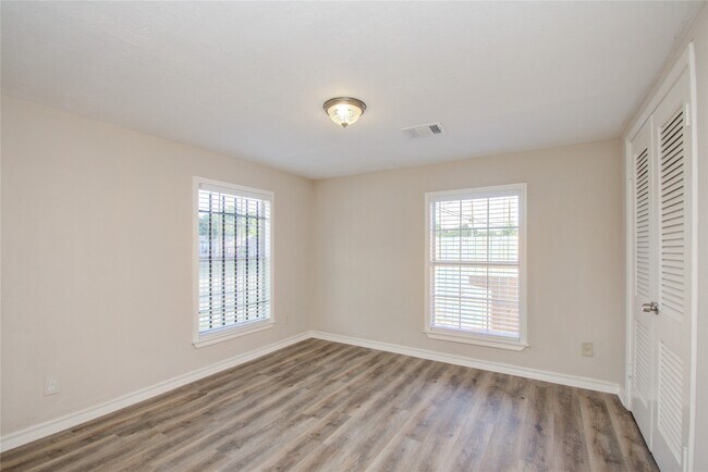 Building Photo - 1051 W Little York Rd