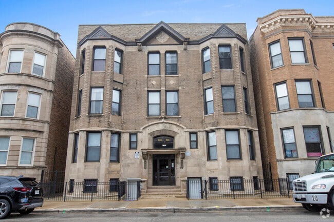 Building Photo - 908 W Montrose Ave Rental