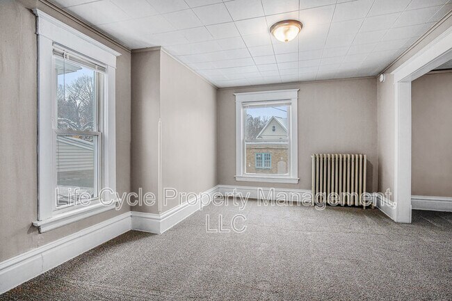 Photo - 247 Sweet St NE