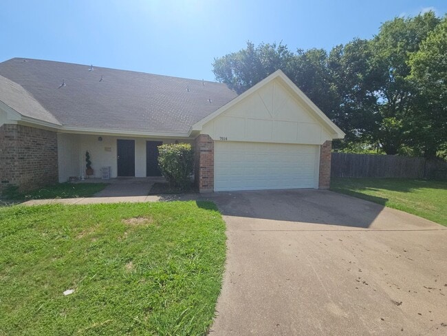 Building Photo - 2 Story Townhome in NRH
