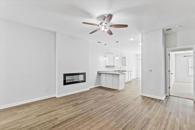 Photo - The Commons Stunning Townhome - 3 Bed 2.5 ...