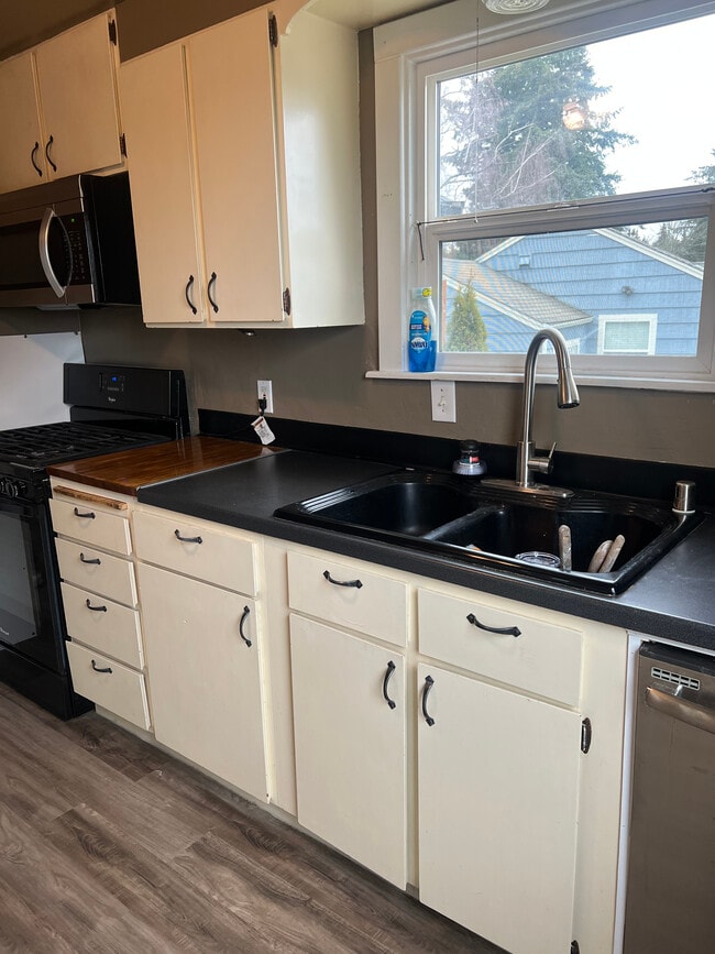 Photo - 558 Windsor Pl NE