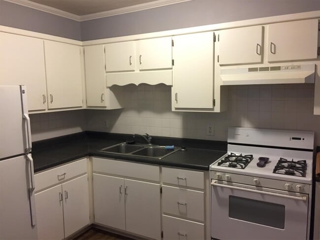 Building Photo - 96 Springdale St