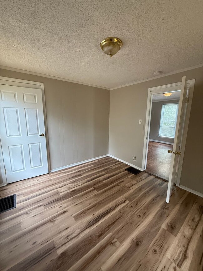 Photo - 2 Bed 1 Bath - Off Street Parking/Washer Dryer Hook Up!