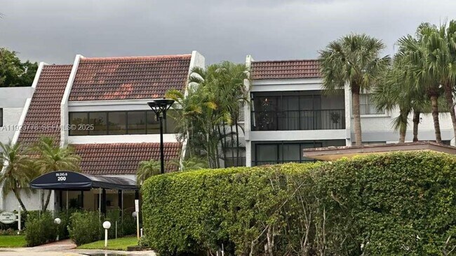 Building Photo - 200 Lakeview Dr Unit 111