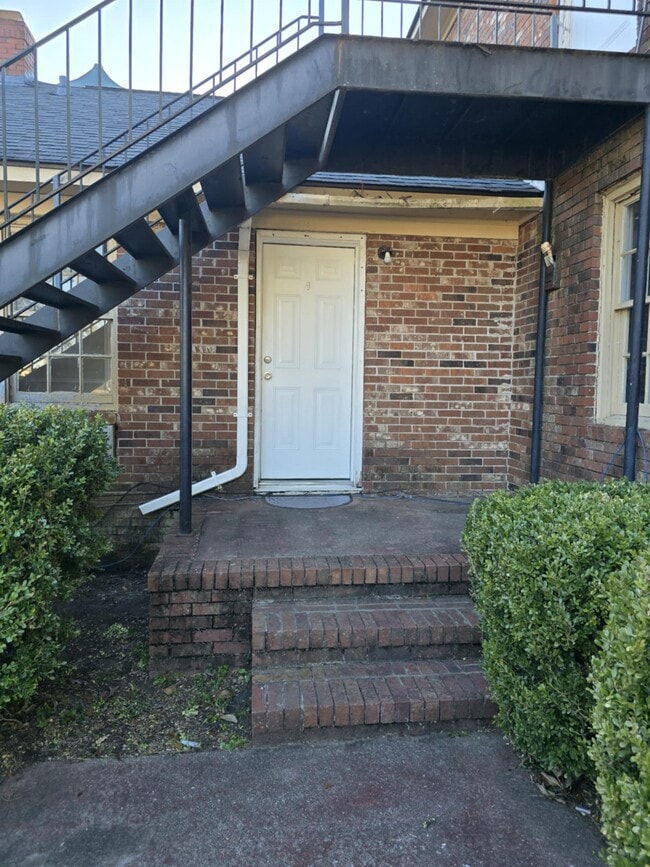 Building Photo - 836 Northside Dr E