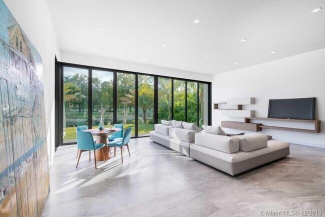 Photo - 521 Holiday Dr