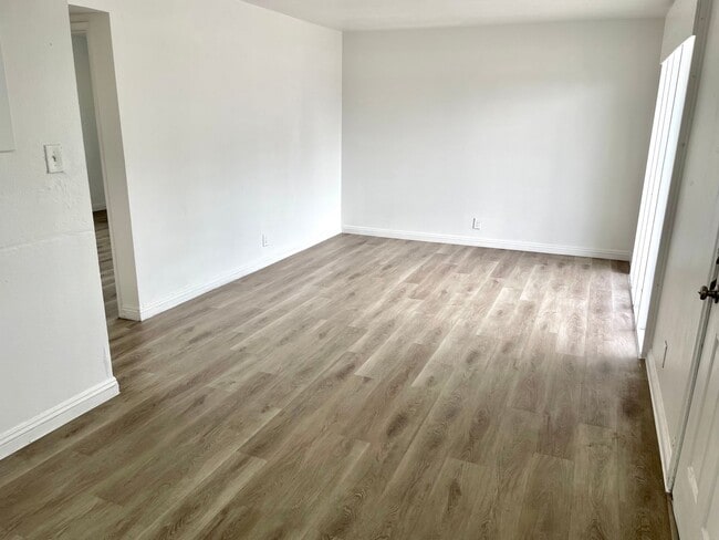 Photo - 3351 Brussels St Unit 04