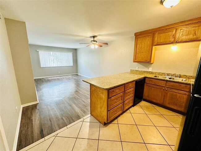Building Photo - 601 W 11th St Unit 126 Rental