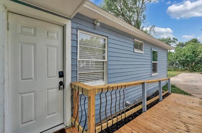 122 E Comay Cir
