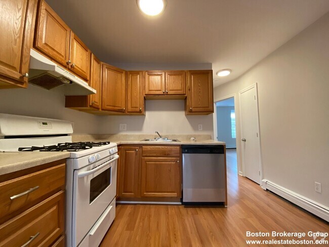 Building Photo - Spacious 3 bedroom Rental