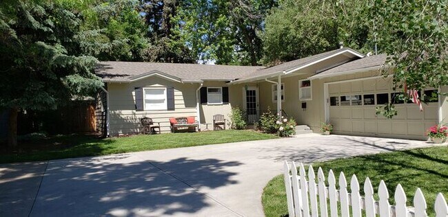 Building Photo - Charming 3 Bed/1.5 Bath in Desirable College Heights Location!