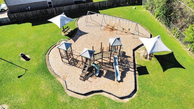 Building Photo - 403 Willow W Dr