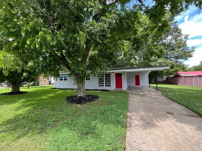 Building Photo - New On the Market!