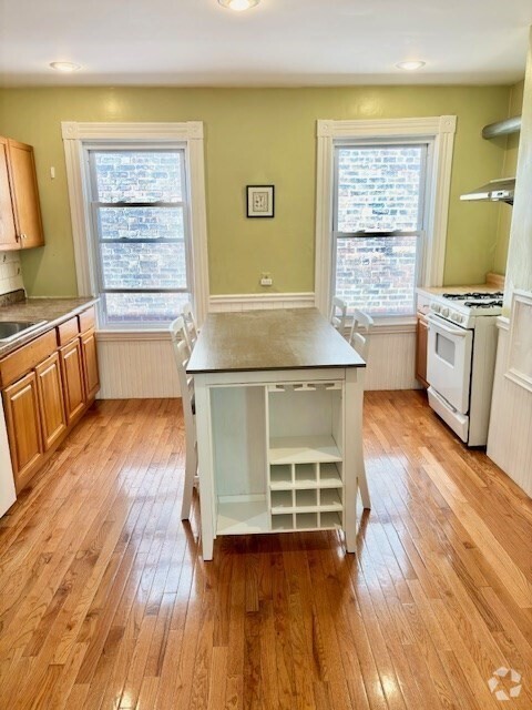 Building Photo - 46 Aspinwall Ave Unit 2F Rental