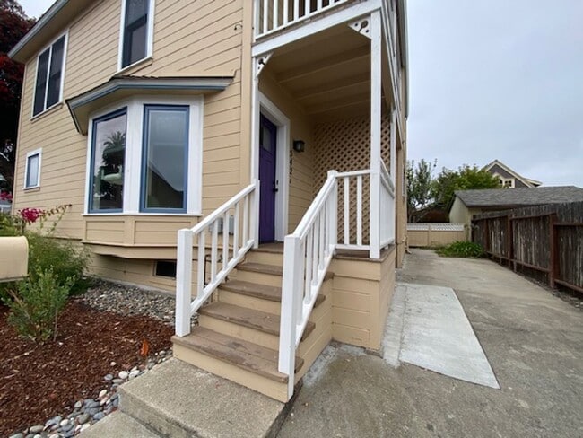 Photo - 542 Pine Ave Unit B