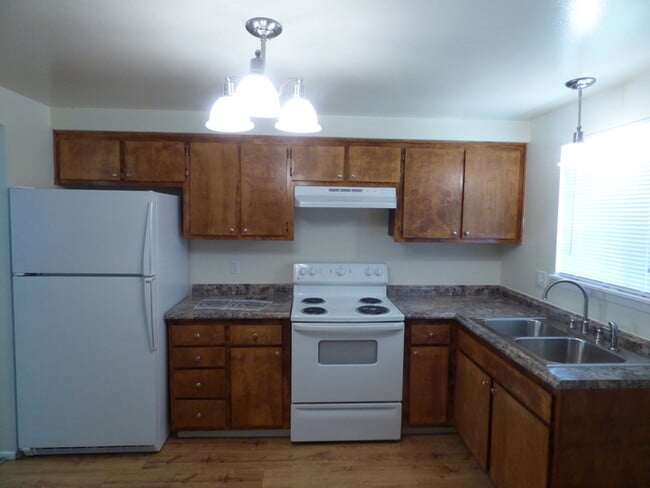 Photo - 2 Bed/1 Bath Duplex With Fenced Yard in Lo...
