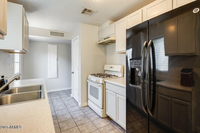 Building Photo - 5946 West Myrtle Ave