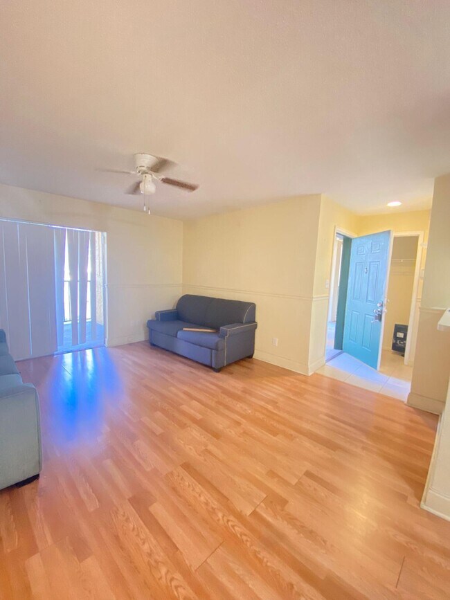 Building Photo - 949 Riverside Dr Unit 423 Rental