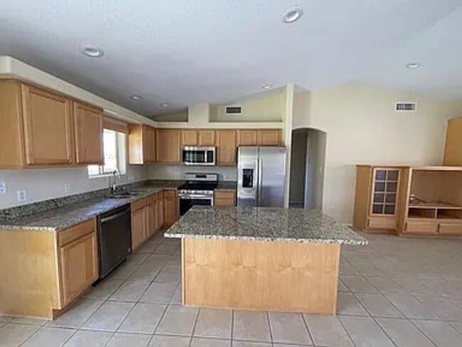 Building Photo - Beautiful Estrella Home