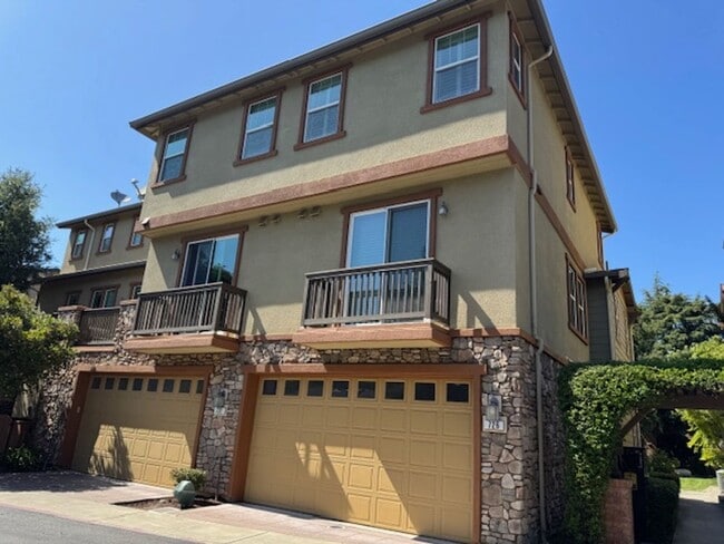 Beautiful 3 bedroom, 3 bath Tri-level, END... - Beautiful 3 bedroom, 3 bath Tri-level, END... Townhome