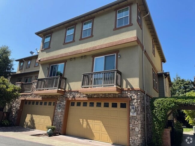 Building Photo - Beautiful 3 bedroom, 3 bath Tri-level, END... Rental