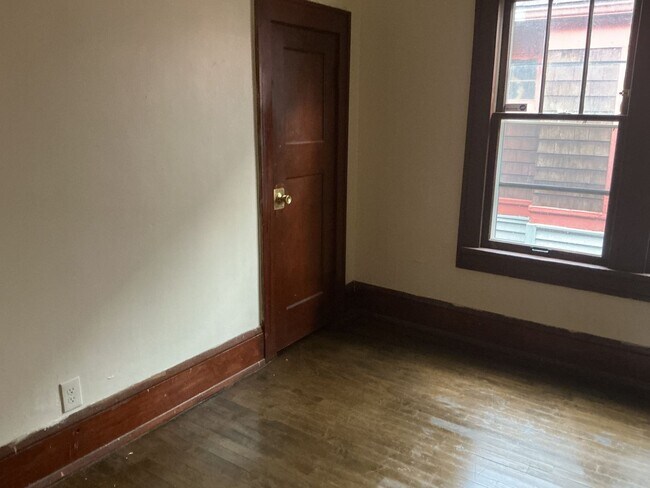 Photo - 3716-3718 W Roberts St Unit Upper