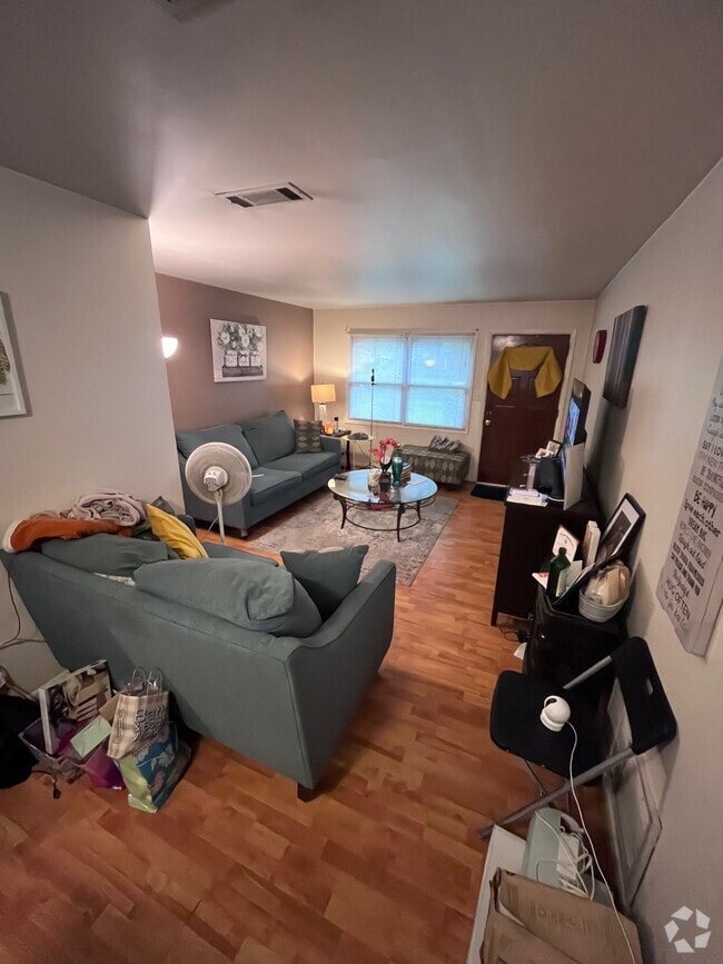 Building Photo - 2323 NE 12th St Rental