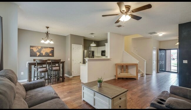 Photo - 8308 Oak Knoll Dr