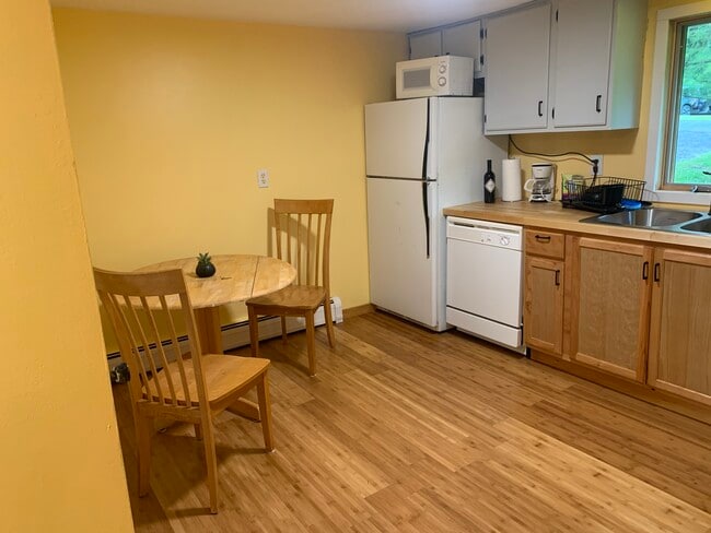 Dine-In Kitchen - 106 Pineview Ter Unit Apt.