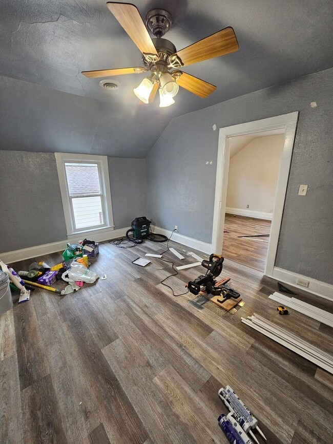 Building Photo - 1323 Shore Dr Unit 1323 1/2