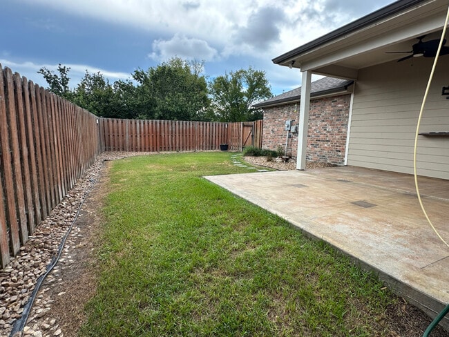 Photo - 1001 Southlake Cir