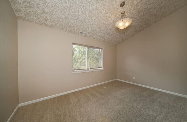 Photo - 4bd/2.5ba House with Washer/Dryer & Fully Fenced Yard!