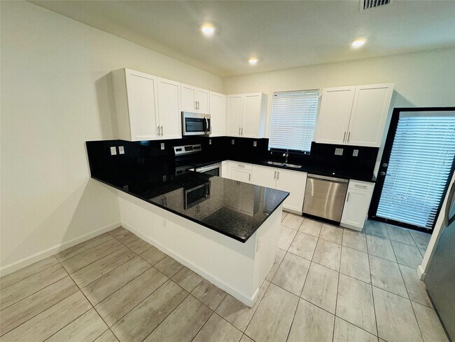 Building Photo - 1606 SW 28th Ct